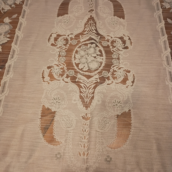 Elegant Lace Tablecloth - Picture 5 of 6